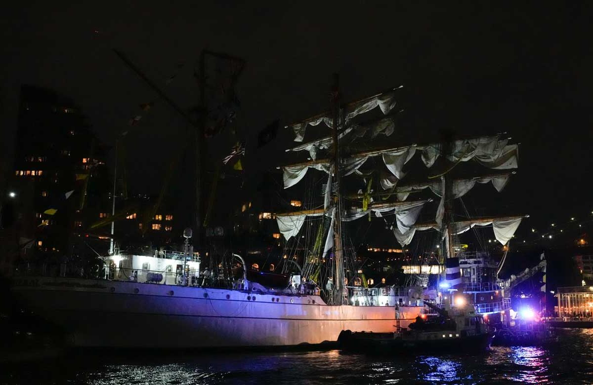Mexican Navy Ship Cuauhtemoc Crashes into Brooklyn Bridge, Injuring 22 1 Mexican Navy Ship Cuauhtemoc Crashes into Brooklyn Bridge, Injuring 22