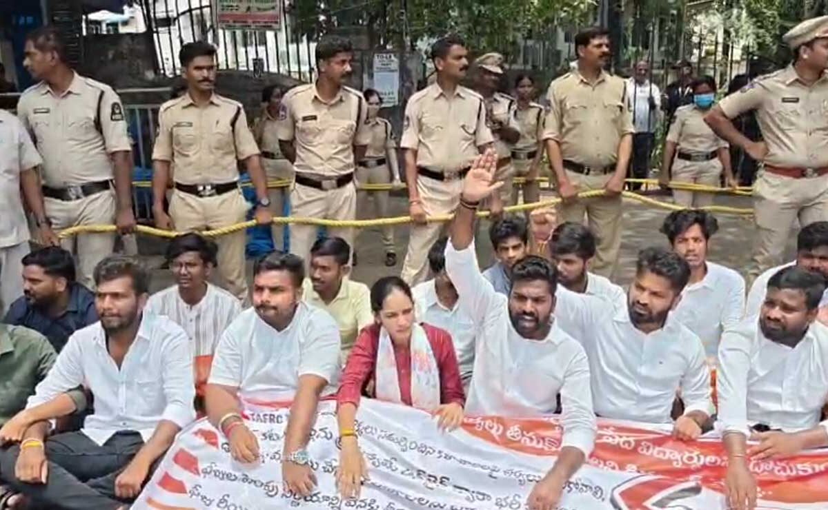 Telangana: ABVP Submits Petition Against TAFRC’s Engineering Fee Hike Plan 1 Telangana: ABVP Submits Petition Against TAFRC’s Engineering Fee Hike Plan