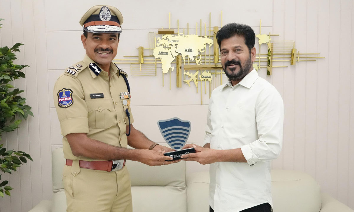 CM Revanth Reddy Congratulates Hyderabad CP for Prestigious Award at Dubai Police Summit 1 CM Revanth Reddy Congratulates Hyderabad CP for Prestigious Award at Dubai Police Summit