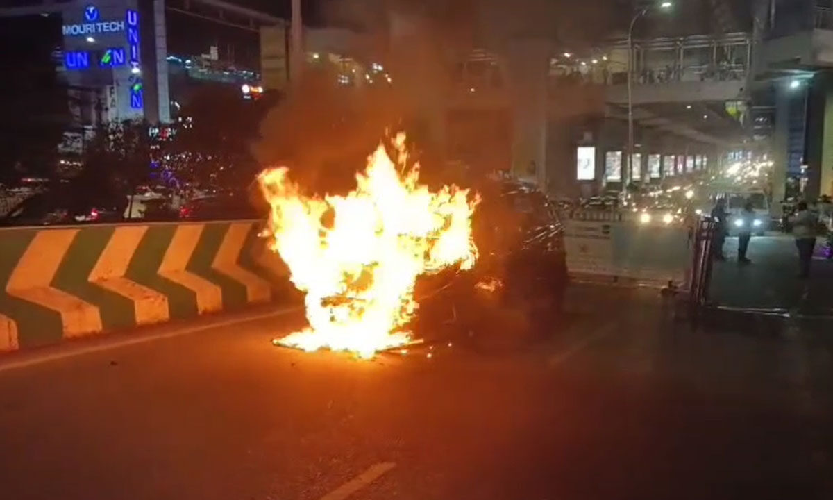 Car Catches Fire Near Raidurg Metro Station in Madhapur; Passengers Escape Unhurt 1 Car Catches Fire Near Raidurg Metro Station in Madhapur; Passengers Escape Unhurt