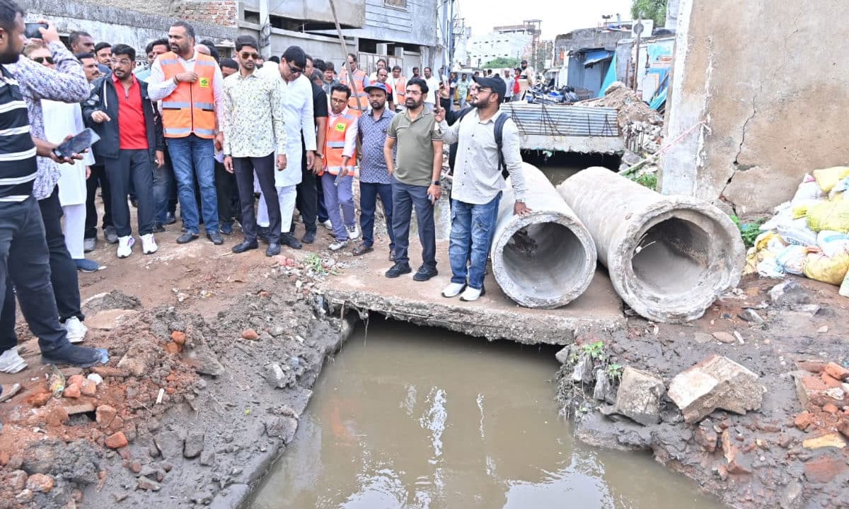 Hyderabad: Monsoon Mayhem Alert: GHMC, HMWSSB Race to Desilt Overflowing Drains