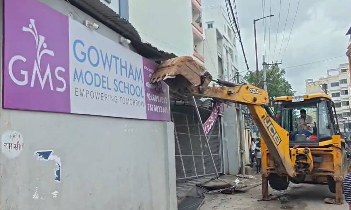 GHMC Demolishes Illegal Encroachments on Footpaths from Asif Nagar to Jhirra Road