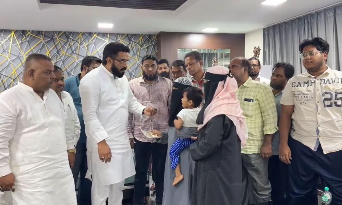Asif Nagar Wine Shop Tragedy: MLA Majid Hussain Hands Over ₹5 Lakh Cheque to Victim’s Widow 1 Asif Nagar Wine Shop Tragedy: MLA Majid Hussain Hands Over ₹5 Lakh Cheque to Victim’s Widow