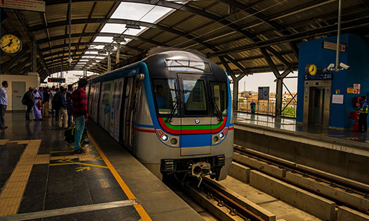 Hyderabad Metro Faces Another Technical Glitch, Commuters Stranded Again 1 Hyderabad Metro Faces Another Technical Glitch, Commuters Stranded Again