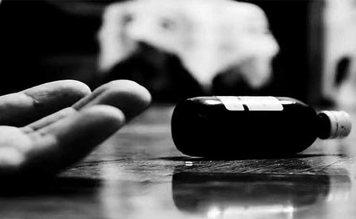 Telangana Couple's Suicide Attempt Over Debt: Woman Dies After Drinking Harpic 1 Telangana Couple's Suicide Attempt Over Debt: Woman Dies After Drinking Harpic