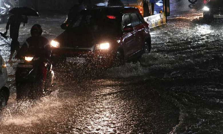 Heavy Rains Lash Hyderabad; Thunderstorms Disrupt Traffic Across the City 1 Heavy Rains Lash Hyderabad; Thunderstorms Disrupt Traffic Across the City