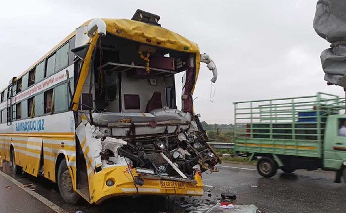Karnataka-Hyderabad Bus Collides with Truck in Telangana’s Narayanpet; 18 Injured 1 Karnataka-Hyderabad Bus Collides with Truck in Telangana’s Narayanpet; 18 Injured