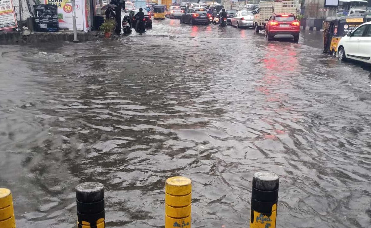 Hyderabad Rains: Old City Roads Flooded, Traffic Comes to a Standstill 1 Hyderabad Rains: Old City Roads Flooded, Traffic Comes to a Standstill
