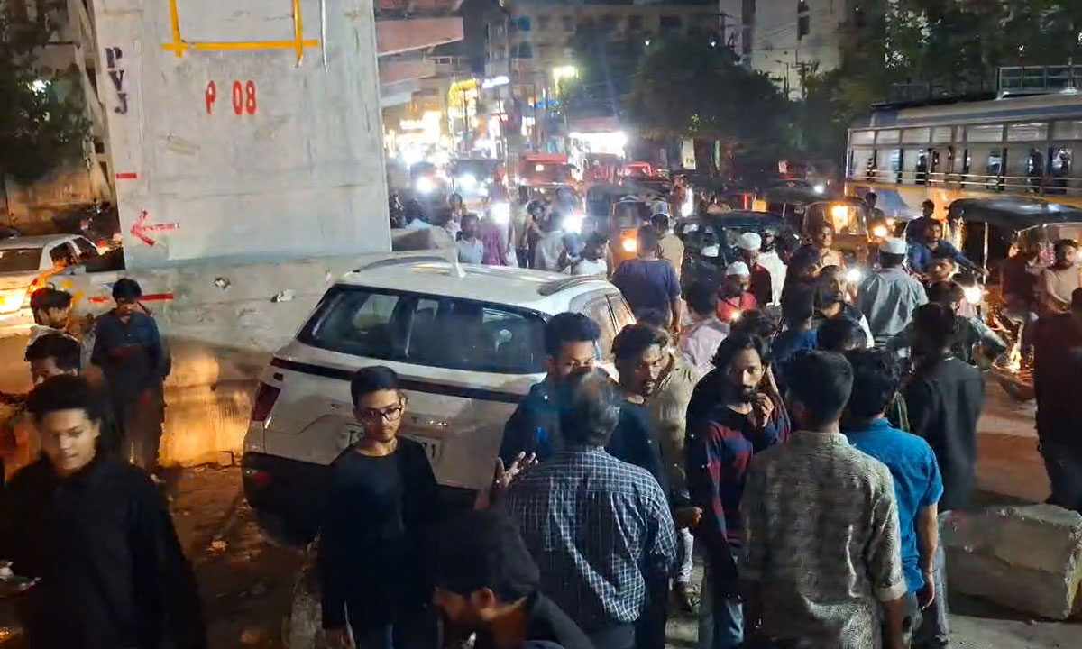 Hyderabad Horror: Speeding Car Rams into Bikes in Chanchalguda; Child Killed, Driver Absconds 1 Speeding Car Rams into Bikes in Chanchalguda; Child Killed, Driver Absconds