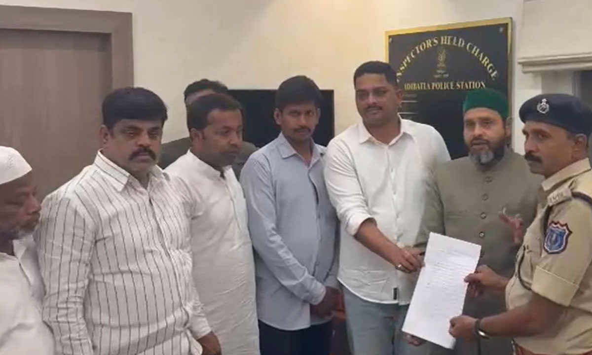 Hyderabad: Vehicle Carrying Buffalo Attacked in Adibatla, Case Registered After AIMIM Intervention 1 Hyderabad: Vehicle Carrying Buffalo Attacked in Adibatla, Case Registered After AIMIM Intervention