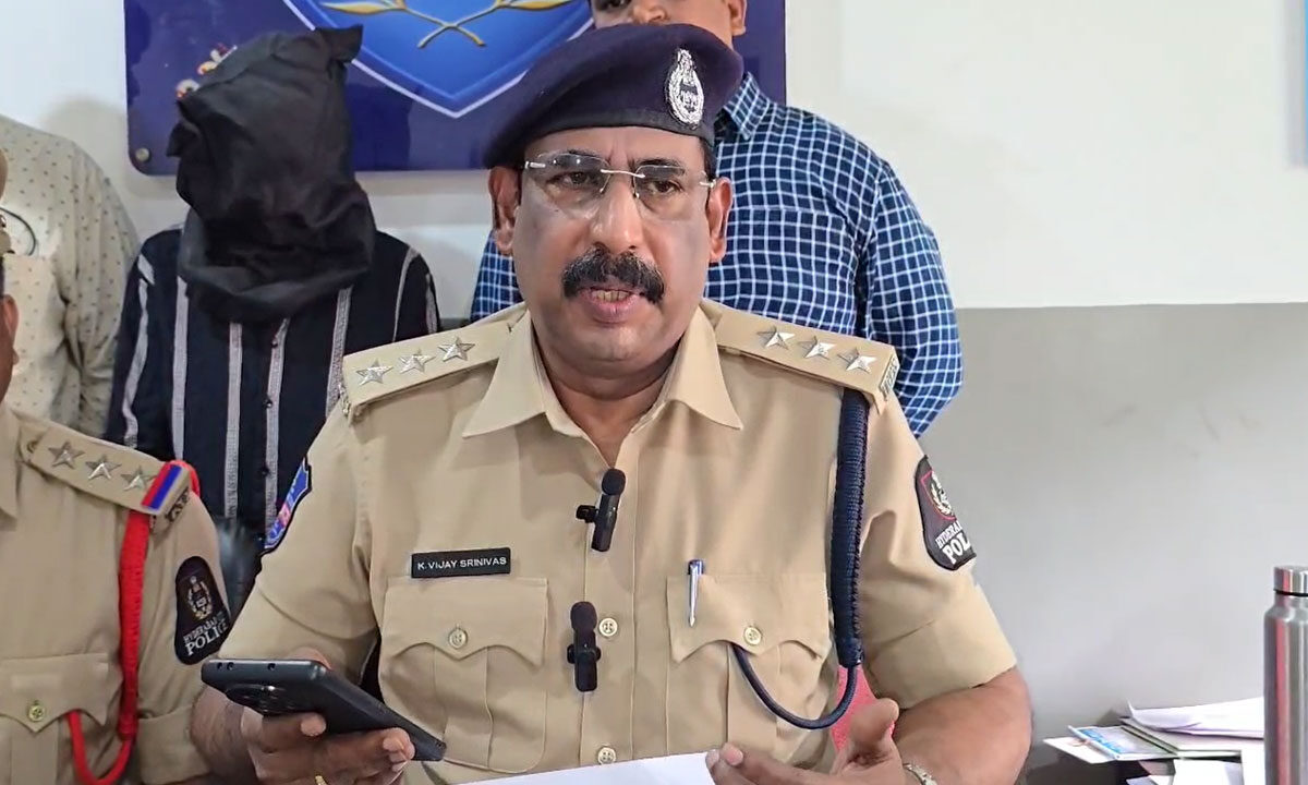Cab Driver Robbery Case Solved: Asif Nagar Police Nab Accused, Recover Stolen Phone and Knife 1 Cab Driver Robbery Case Solved: Asif Nagar Police Nab Accused, Recover Stolen Phone and Knife