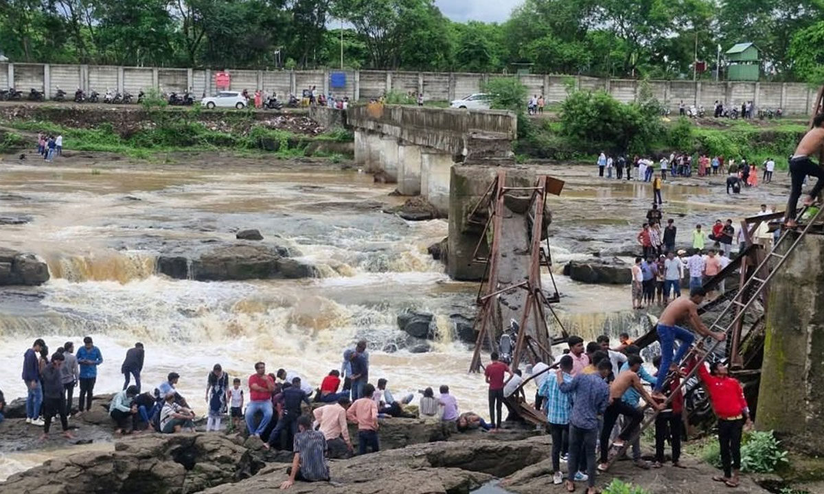 Pune Tragedy: Several Feared Drowned After Bridge Collapses in Maharashtra 1 Pune Tragedy: Several Feared Drowned After Bridge Collapses in Maharashtra