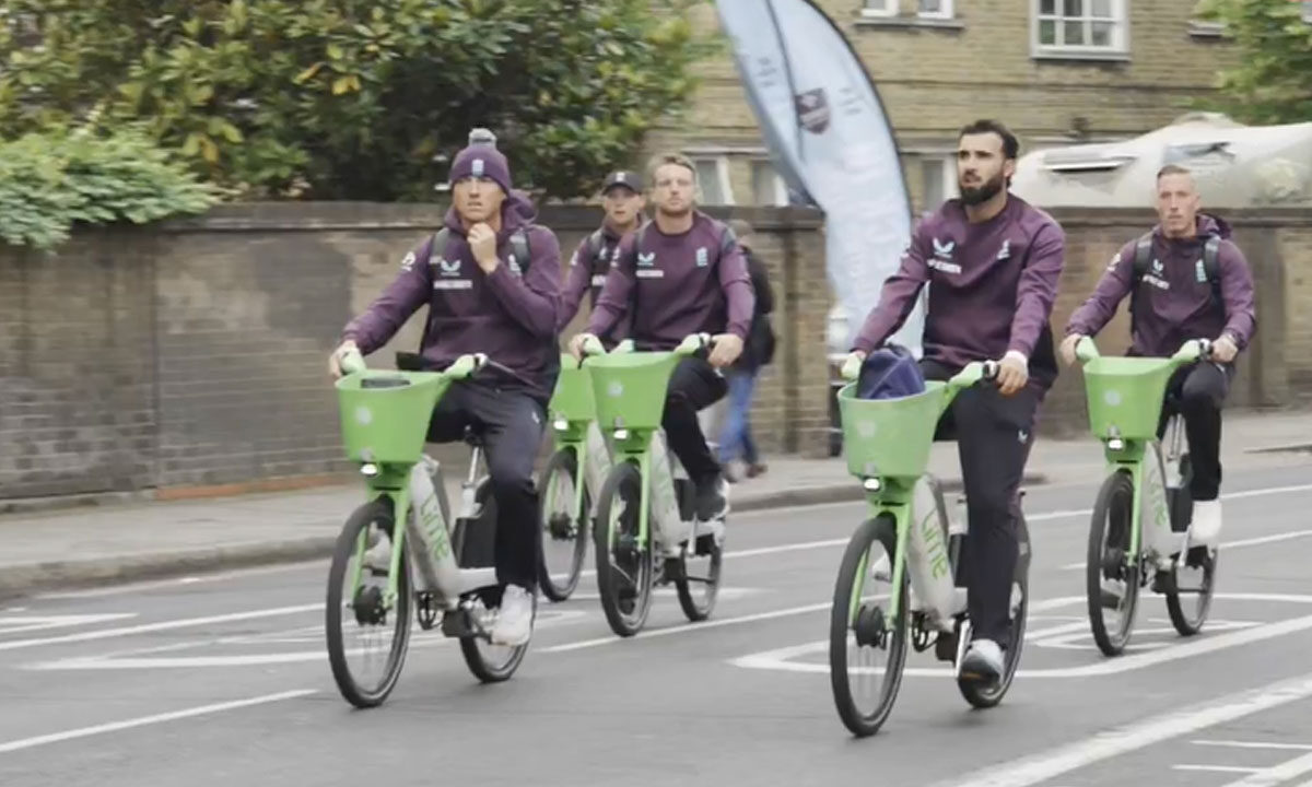 England vs West Indies: Traffic Jam Delays Final ODI at The Oval, Players Ride Bikes to Reach Stadium 1 England vs West Indies: Traffic Jam Delays Final ODI at The Oval, Players Ride Bikes to Reach Stadium