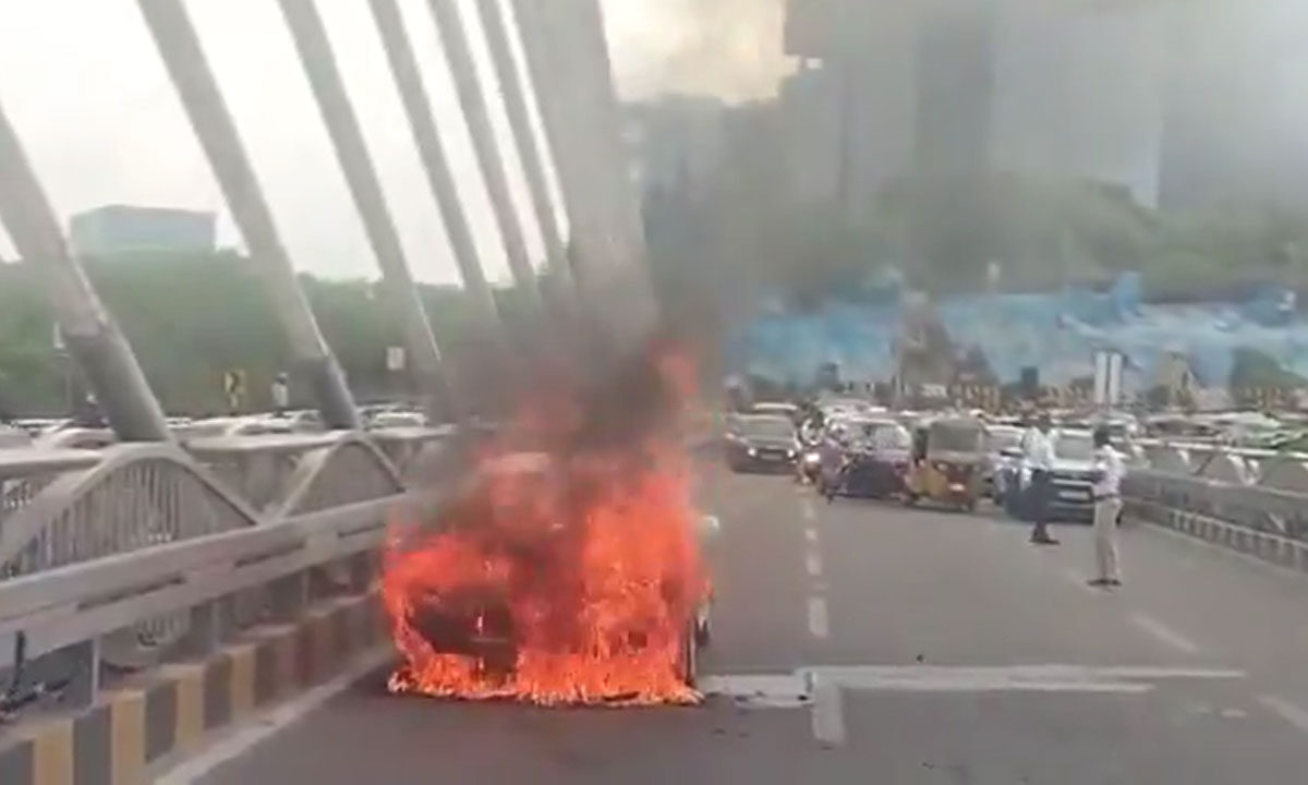 Hyderabad: Car Catches Fire on Durgam Cheruvu Cable Bridge; Two Escape Unhurt 1 Hyderabad: Car Catches Fire on Durgam Cheruvu Cable Bridge; Two Escape Unhurt