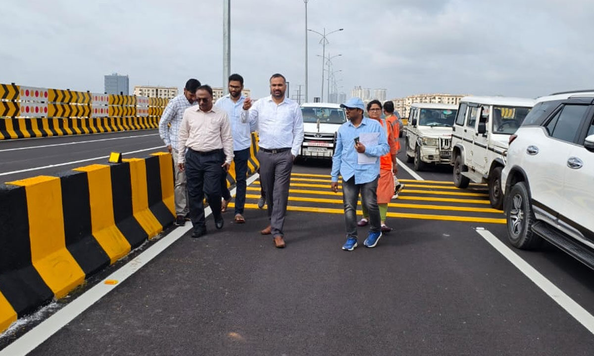 Hyderabad: GHMC Commissioner Reviews Shilpa Layout Phase-2 Flyover, Orders Beautification Push 1 Hyderabad: GHMC Commissioner Reviews Shilpa Layout Phase-2 Flyover, Orders Beautification Push