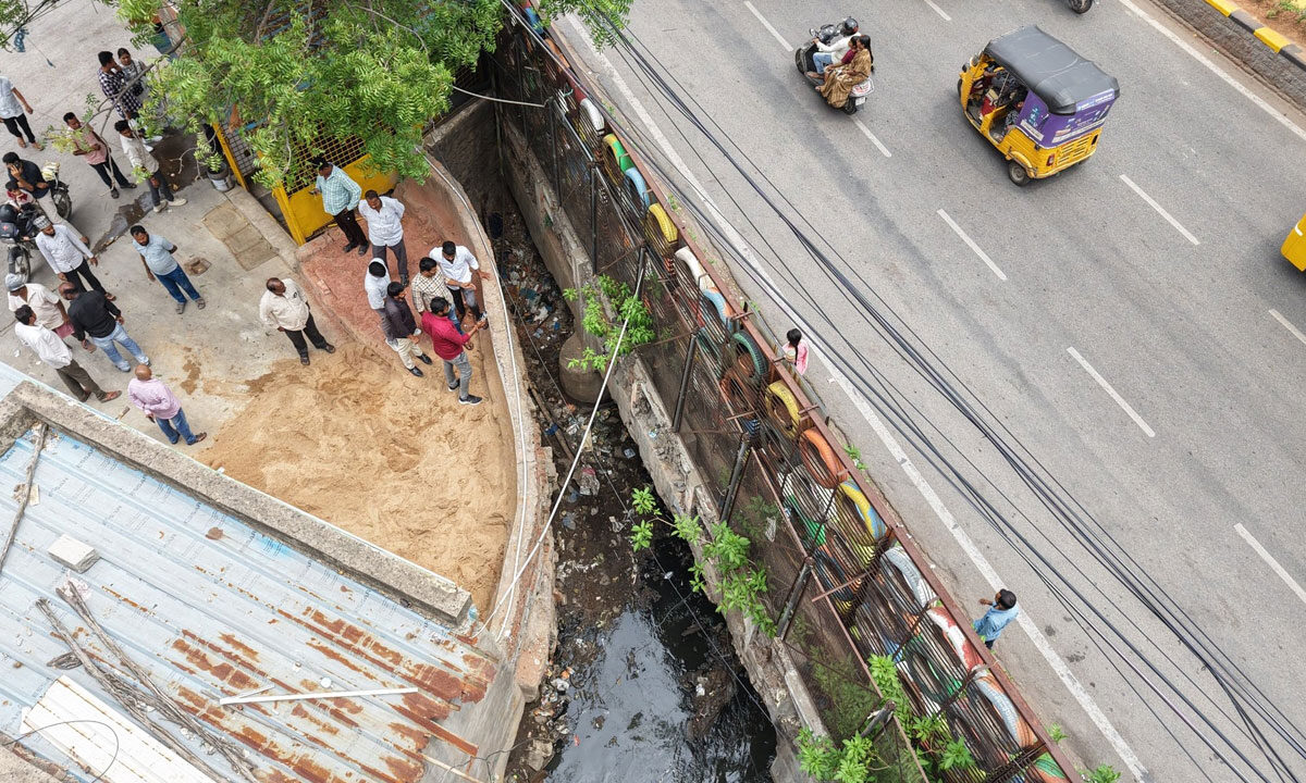 Hyderabad: Hydraa Clears Encroachments at Chintal Basti to Facilitate Nala Widening 1 Hyderabad: Hydraa Clears Encroachments at Chintal Basti to Facilitate Nala Widening