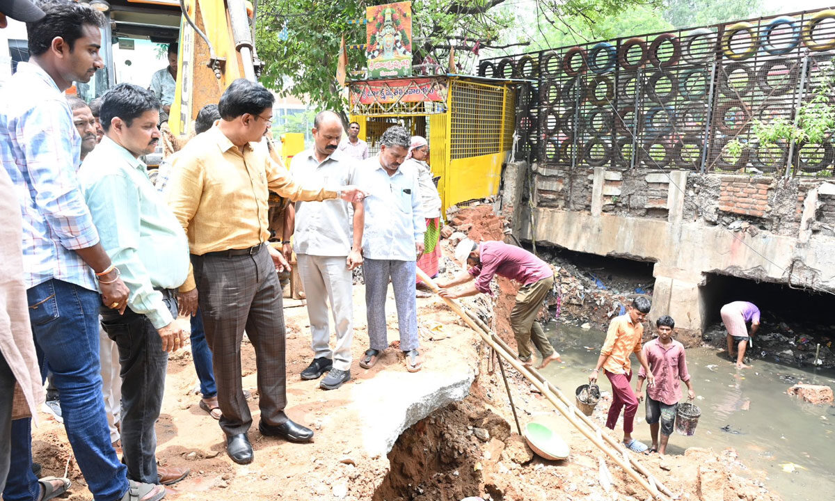 Bulkapur Nala Clean-Up in Full Swing: Hydraa Commissioner Orders Swift Action Against Encroachments 1 Bulkapur Nala Clean-Up in Full Swing: Hydraa Commissioner Orders Swift Action Against Encroachments