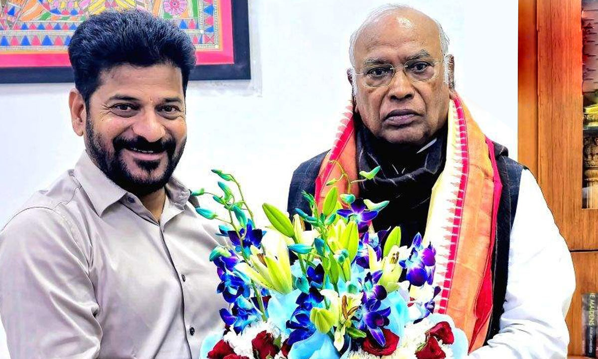 CM Revanth Reddy Meets Congress President Kharge in Delhi to Finalize Ministerial Portfolios 1 CM Revanth Reddy Meets Congress President Kharge in Delhi to Finalize Ministerial Portfolios
