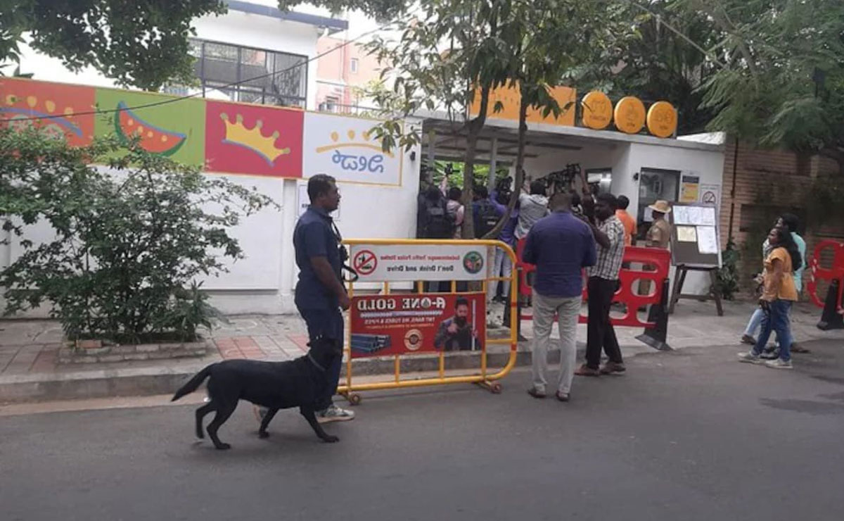 Bengaluru: 40 Schools Receive Bomb Threat Email, Police Launch Investigation 1 Bengaluru: 40 Schools Receive Bomb Threat Email, Police Launch Investigation