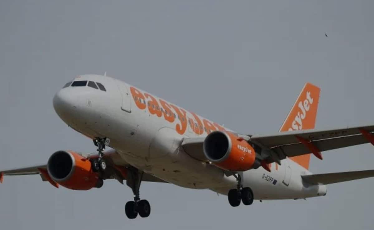 During Flight, Passenger Sparks Chaos by Threatening to Have Bomb on Board (Video Goes Viral)