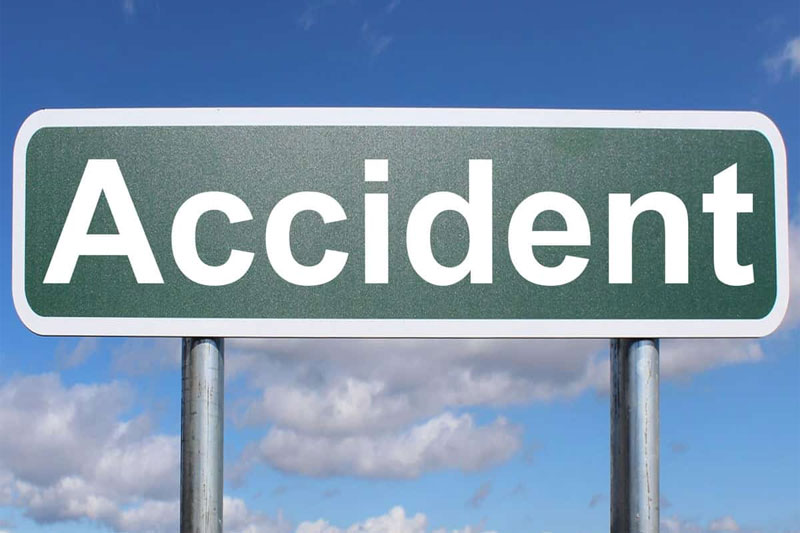 Hyderabad: Speeding Car Crashes into Hoarding Near CBIT, Gandipet; No Casualties Reported