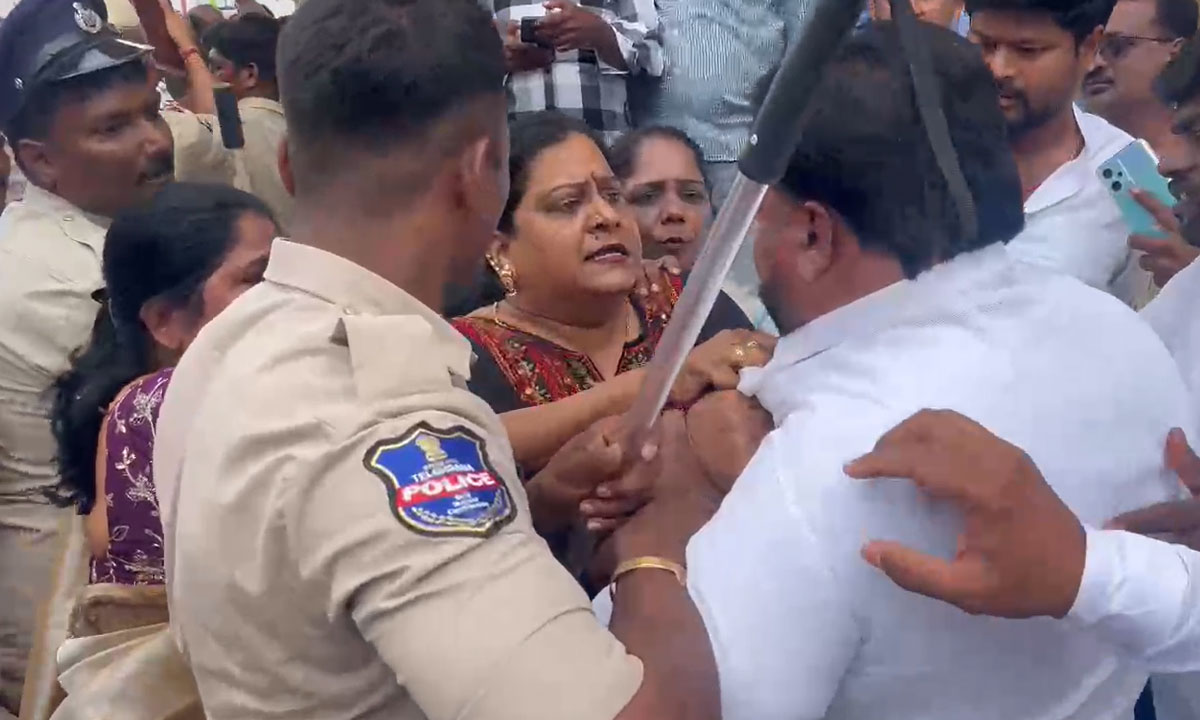 Congress-BRS Clash at Bonalu Cheque Distribution in Alwal Disrupts Ceremony 1 Congress-BRS Clash at Bonalu Cheque Distribution in Alwal Disrupts Ceremony