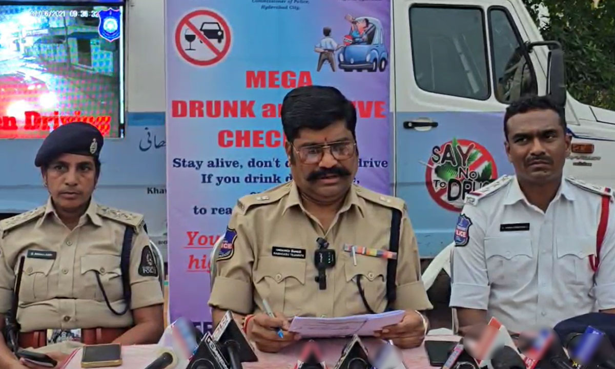 Hyderabad Traffic Police Conduct Mega Drunken Drive at Tolichowki; 18 Cases Registered 1 Hyderabad Traffic Police Conduct Mega Drunken Drive at Tolichowki; 18 Cases Registered