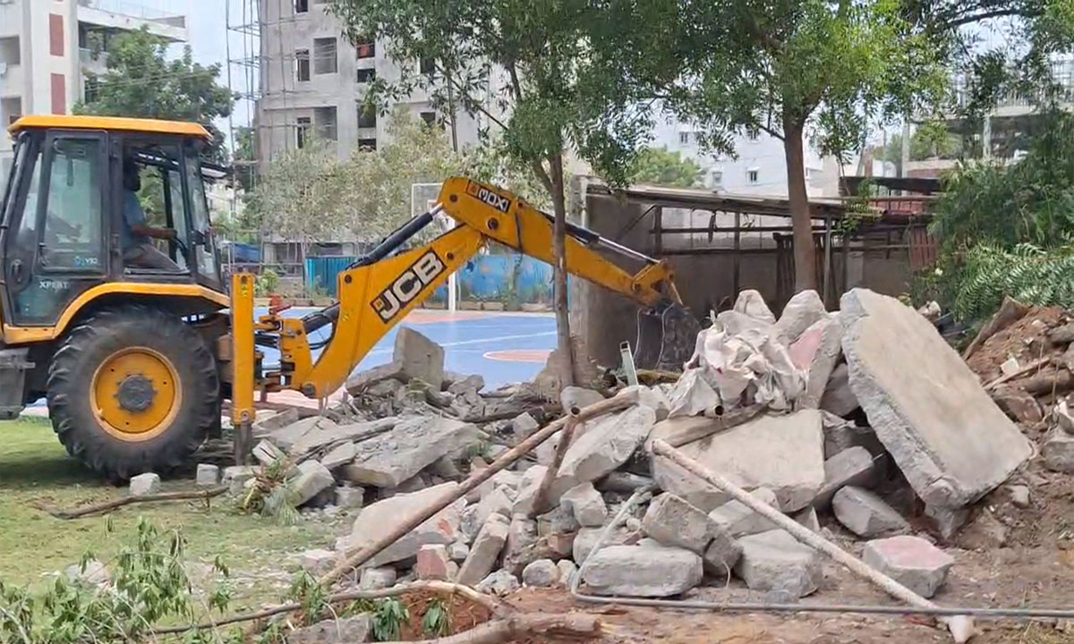 HYDRAA Demolition Drive Sparks Protests in Rajendranagar; 1,000 Sq Yards of Park Land Reclaimed 1 HYDRAA Demolition Drive Sparks Protests in Rajendranagar; 1,000 Sq Yards of Park Land Reclaimed