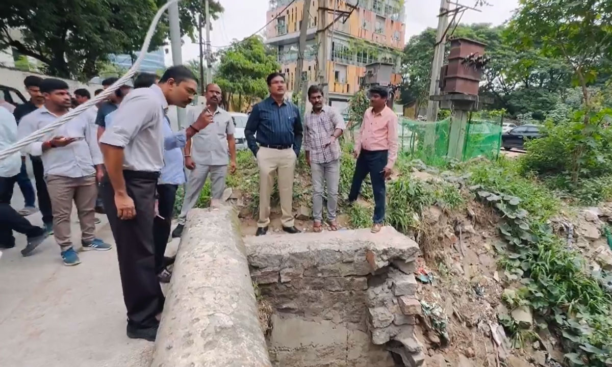 HYDRAA Inspects Nalas in Banjara Hills: Commissioner Orders Immediate Action 1 HYDRAA Inspects Nalas in Banjara Hills: Commissioner Orders Immediate Action