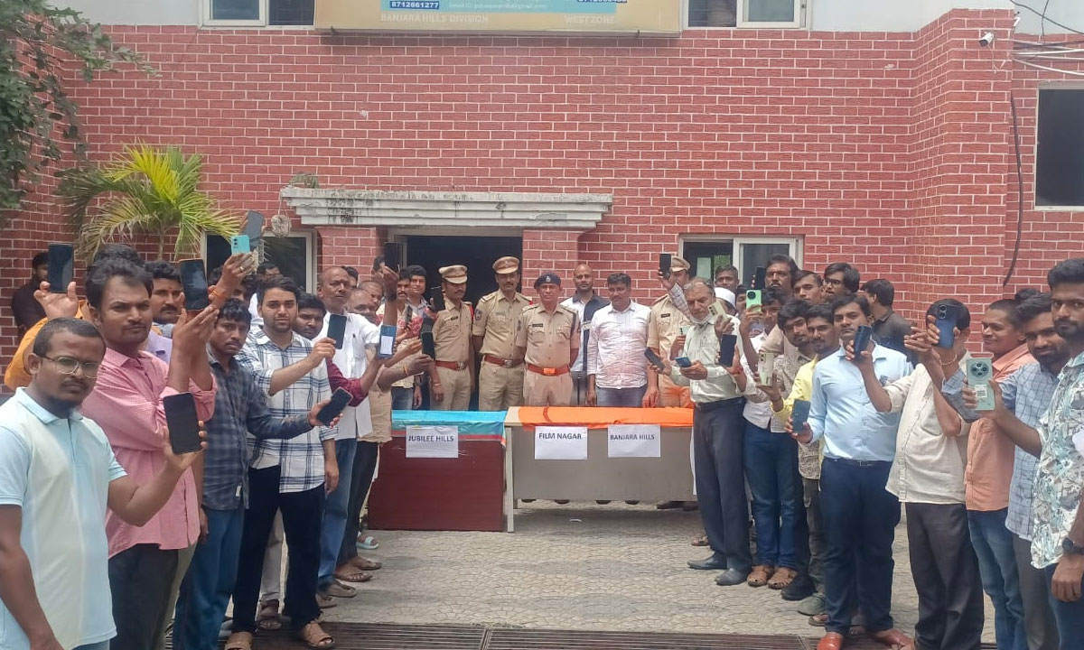 67 Lost Mobile Phones Recovered by Hyderabad Police, Handed Over to Owners 1 67 Lost Mobile Phones Recovered by Hyderabad Police, Handed Over to Owners