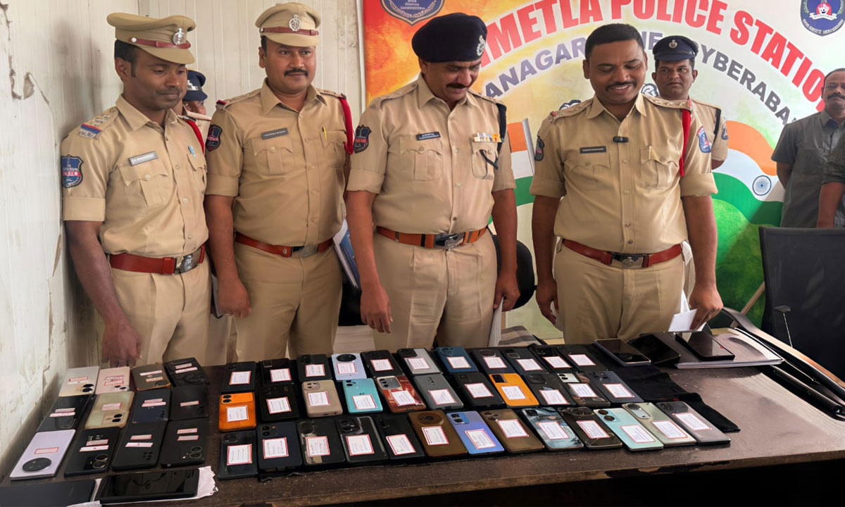 Hyderabad: Recovered Mobile Phones Worth ₹15.26 Lakh Handed Over by Balanagar Police 1 Hyderabad: Recovered Mobile Phones Worth ₹15.26 Lakh Handed Over by Balanagar Police