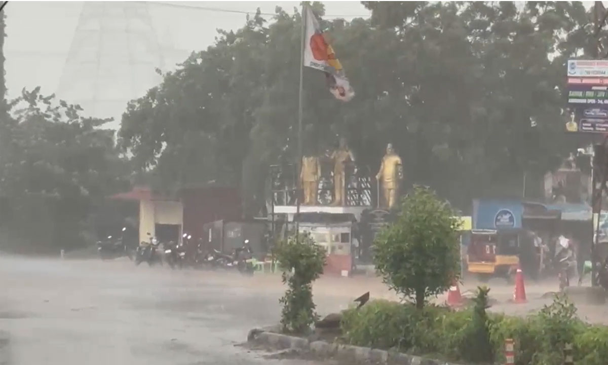 Hyderabad Rain Alert: Gusty Winds and Showers Hit Central City Areas 1 Hyderabad Rain Alert: Gusty Winds and Showers Hit Central City Areas