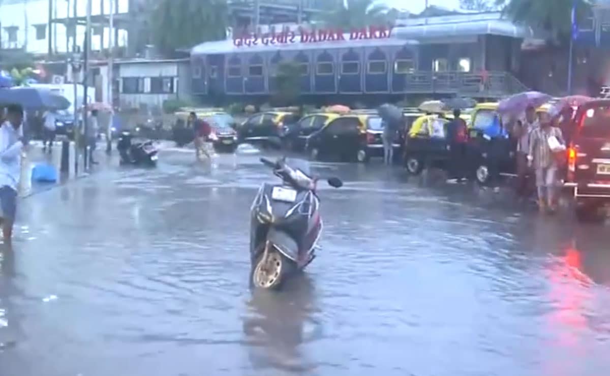 Waterlogging in parts of Mumbai after heavy rains; traffic affected