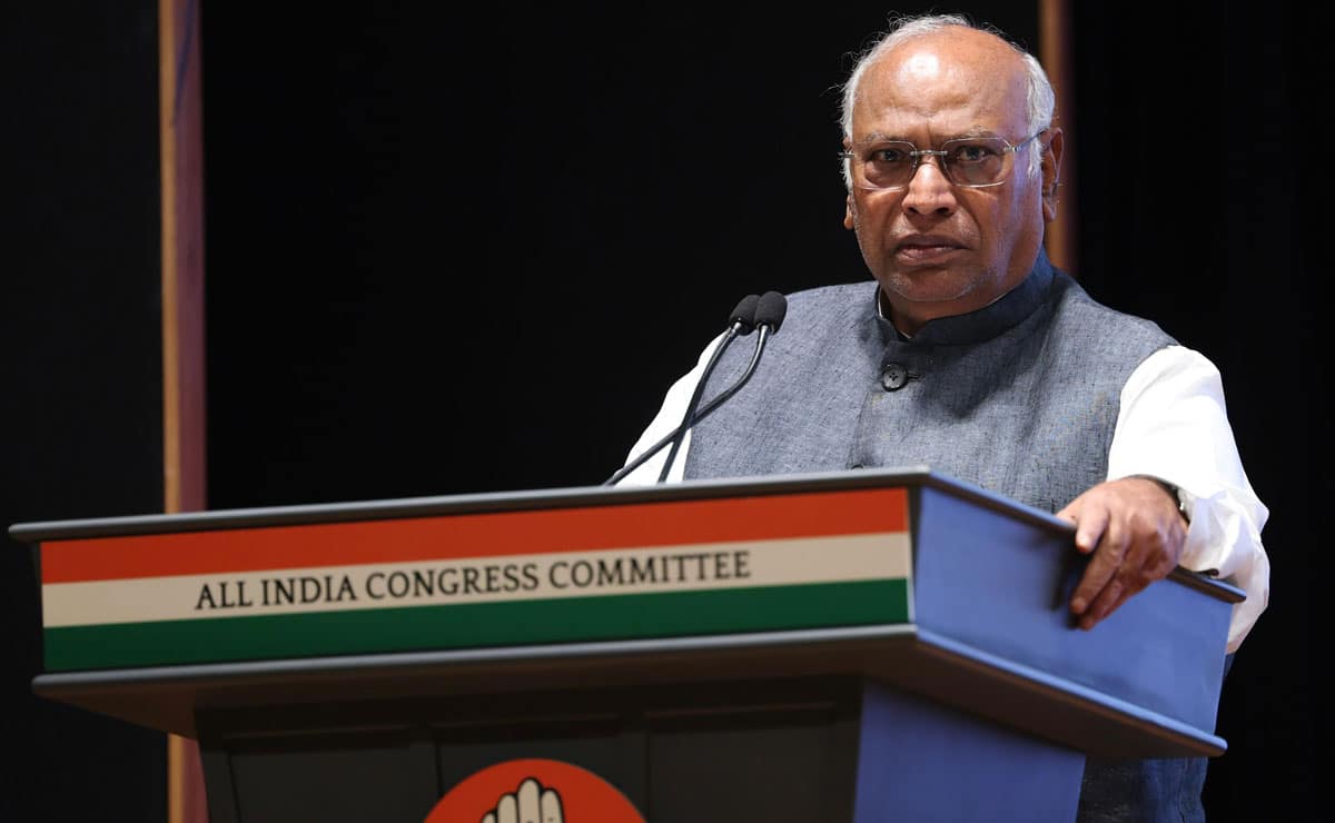 'Daal mein kuch kaala hai': Kharge asks govt to clarify on Dhankhar's resignation as VP