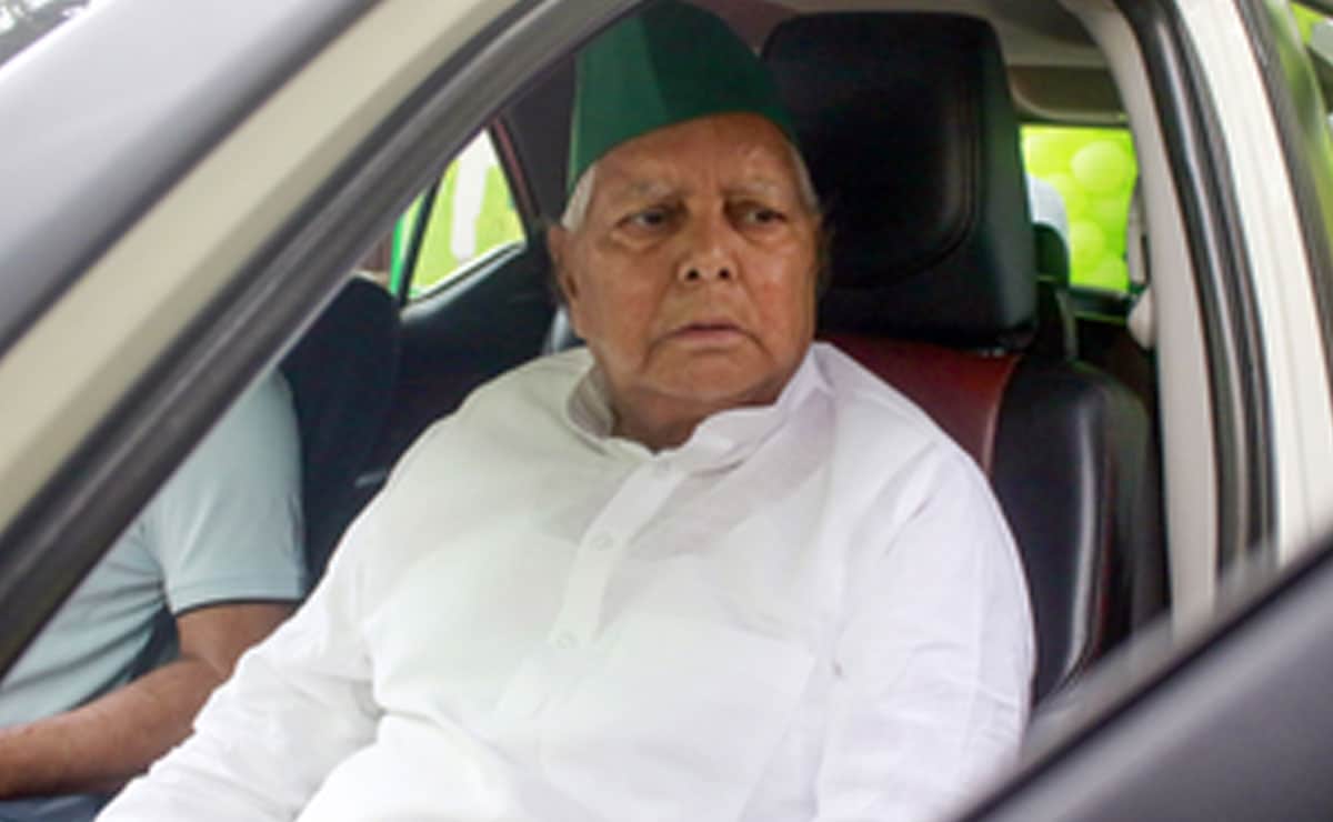 Great leader of Dalits, adivasis: Lalu Yadav pays tribute to Shibu Soren