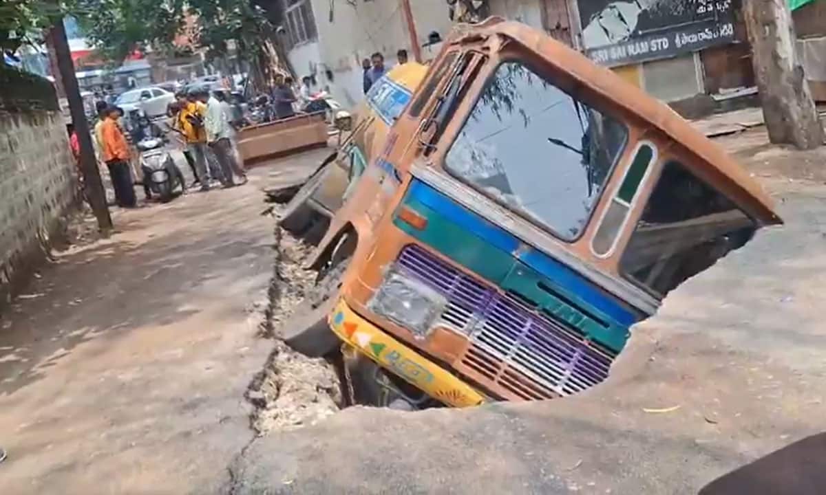 Hyderabad: Water Tanker Falls into Drain in Banjara Hills, Cement Roof Collapses: Video