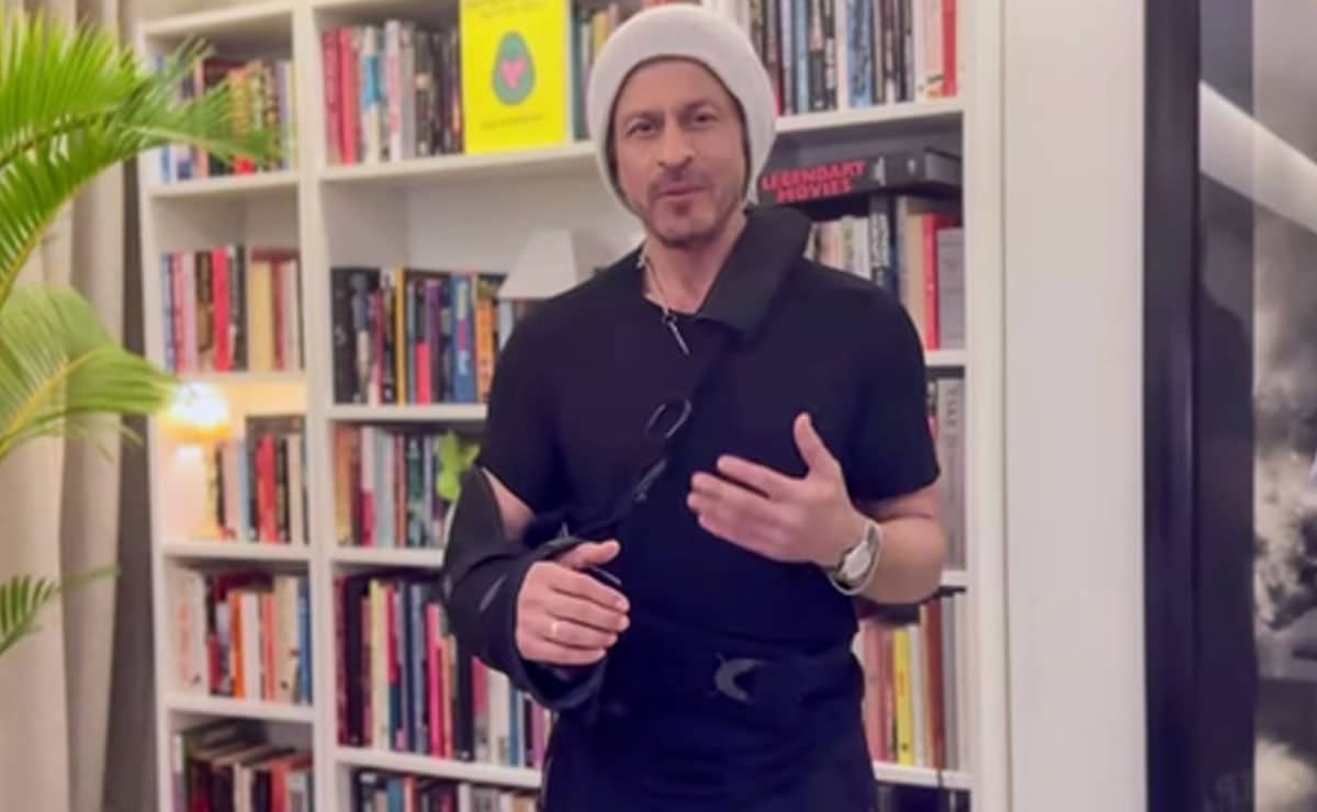SRK appears with injured arm in special message after his National Award win