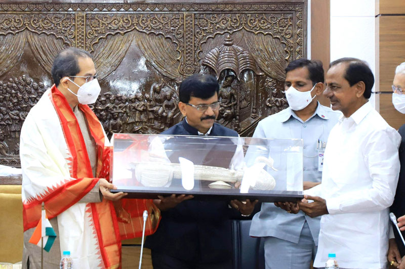 KCR THACEKRAY Winds of change blowing, time for 'parivartan': Maha, T'gana CMs