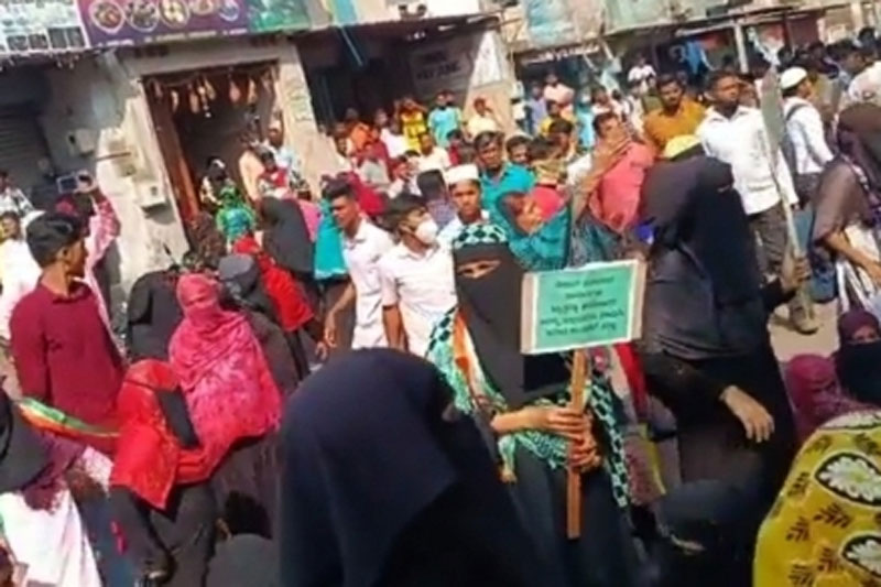 SHIVAMOGA VIOLENCE 5 Hijab row turns violent in K'taka; stone pelting, lathi-charge incidents reported