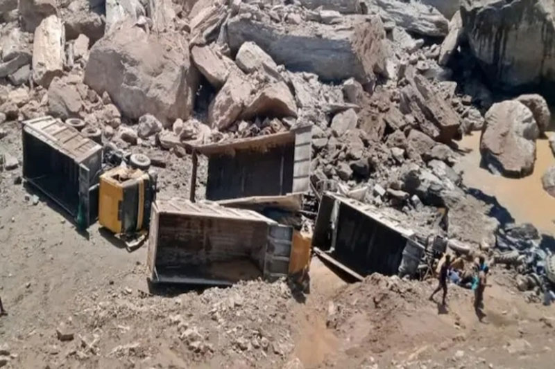 HILL COLLAPSE WHITE STONE 1 K'taka Hill collapses, several labourers feared trapped