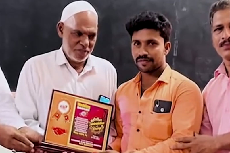 Hindu groom felicitated Hindu groom hosts iftar for Muslim friends in mosque as wedding reception