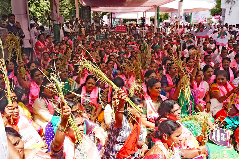 KCR DELHI MAHA DHARNA 4 Paddy procurement: Telangana CM leads 'Maha Dharna' in Delhi