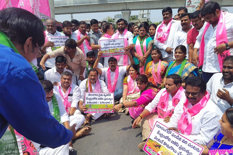 TRS PROTEST 3 TRS leaders, workers block National Highways over paddy procurement