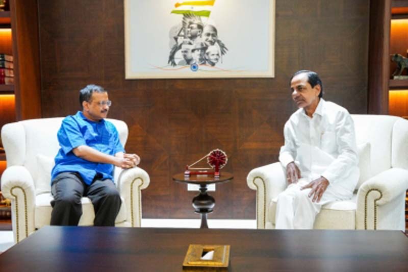 Meeting KCR, Kejriwal discuss national politics at luncheon meeting