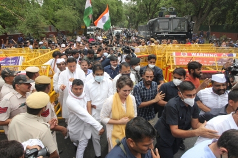 CONG PRIYANKA GV Delhi: Priyanka meets detained party leaders at police station