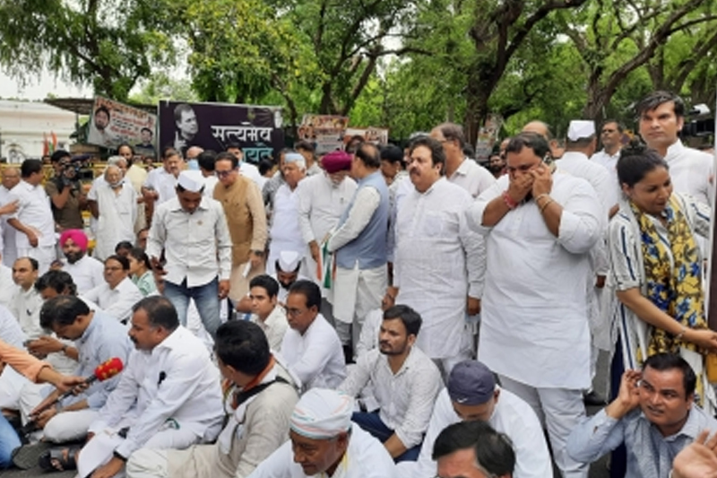 CONG PROTEST PLAYCARDS Congress protests outside ED office