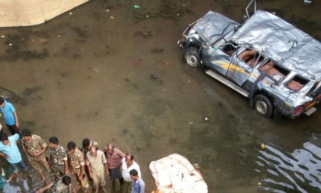 Pak Accident 1 22 killed as van plunges into ravine in Pakistan