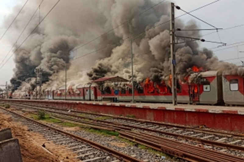 TRAIN SET ON FIRE Agnipath scheme: Violent protests continue in Bihar, 2 trains set on fire
