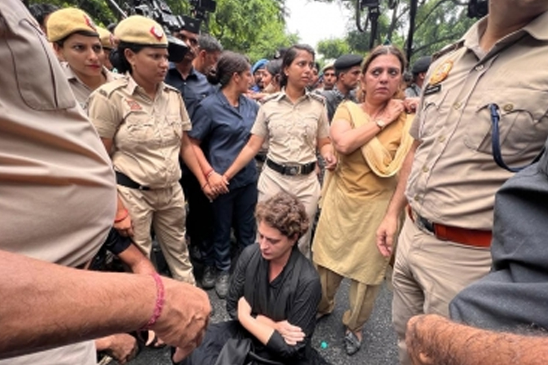 PRIYANKA PROTEST Intense protest outside Cong HQ in Delhi, Priyanka sits on dharna