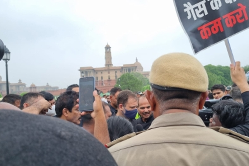 RAHUL DETAINED BY POLICE Congress protest march: Rahul detained by Delhi Police